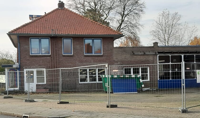 <p>Pand Dorpstraat Bemmel met hekken omringd. (foto: A. Wijers)</p>