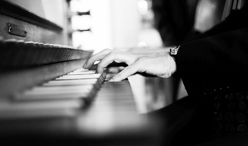 De handen van organist Berry van Berkum op de speeltafel