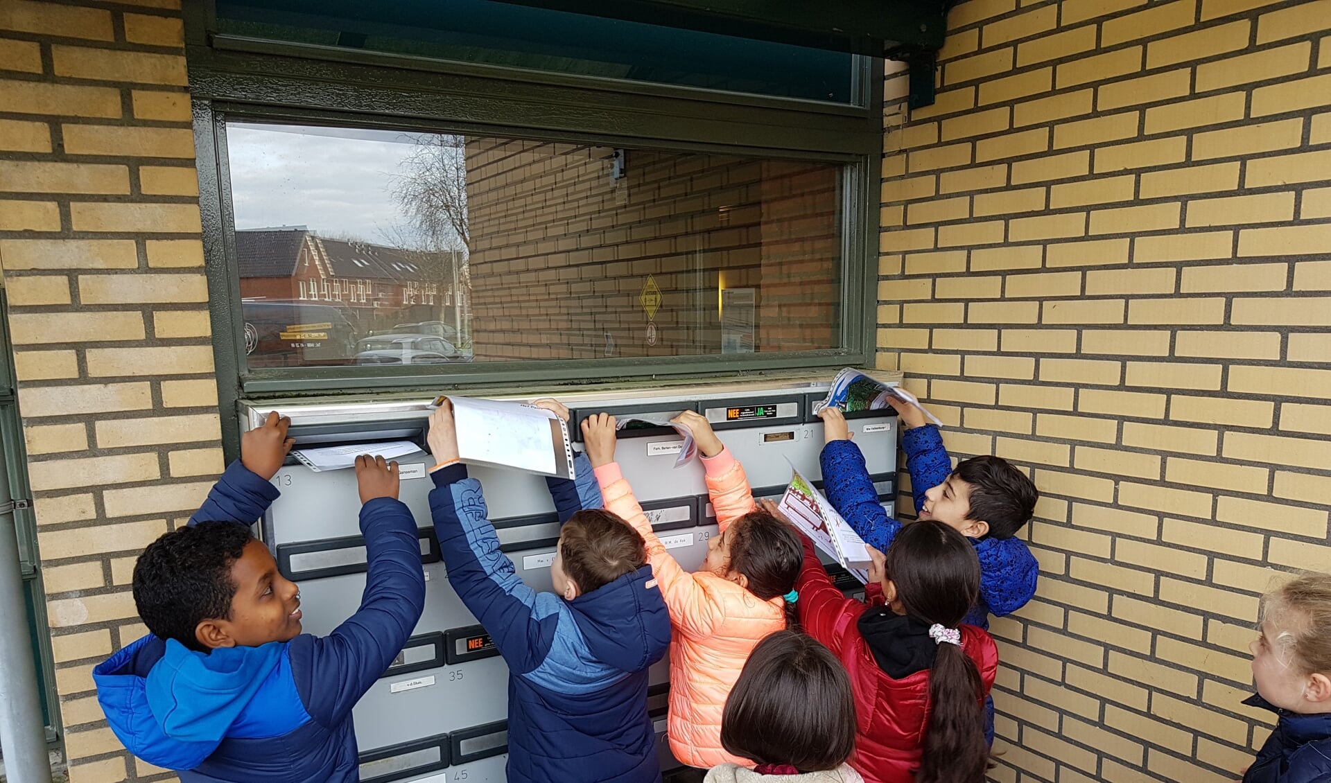 Leerlingen Palet Kesteren brengen hun kleurplaat bij het Anker in de brievenbus. (foto: Nelleke Smit)