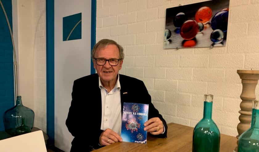 <p>Henk Zomerdijk met zijn boek (foto: Floor Dekkers)</p>