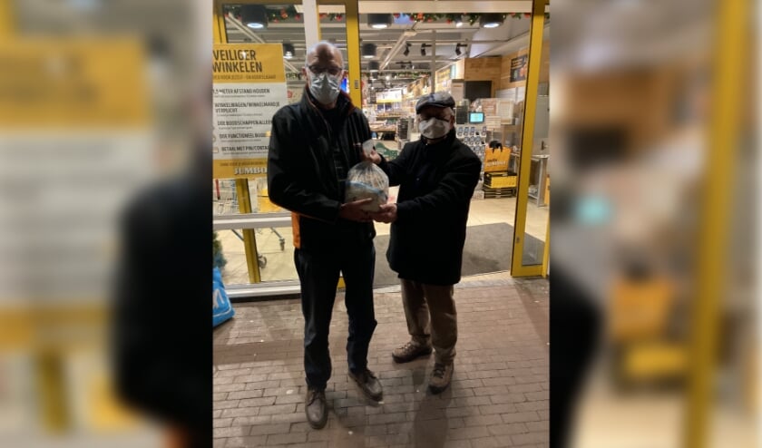 <p>Overdracht deel van de DE-waardepunten aan Voedselbank. (foto: A de Wit)</p>