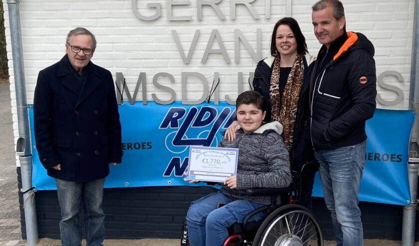 <p>Op de foto van links naar rechts: Henk Zomerdijk, voorzitter van de vereniging, Nick Kuus, Esther Zeeman en Auke Kuus. (foto: Jan Derksen)</p>
