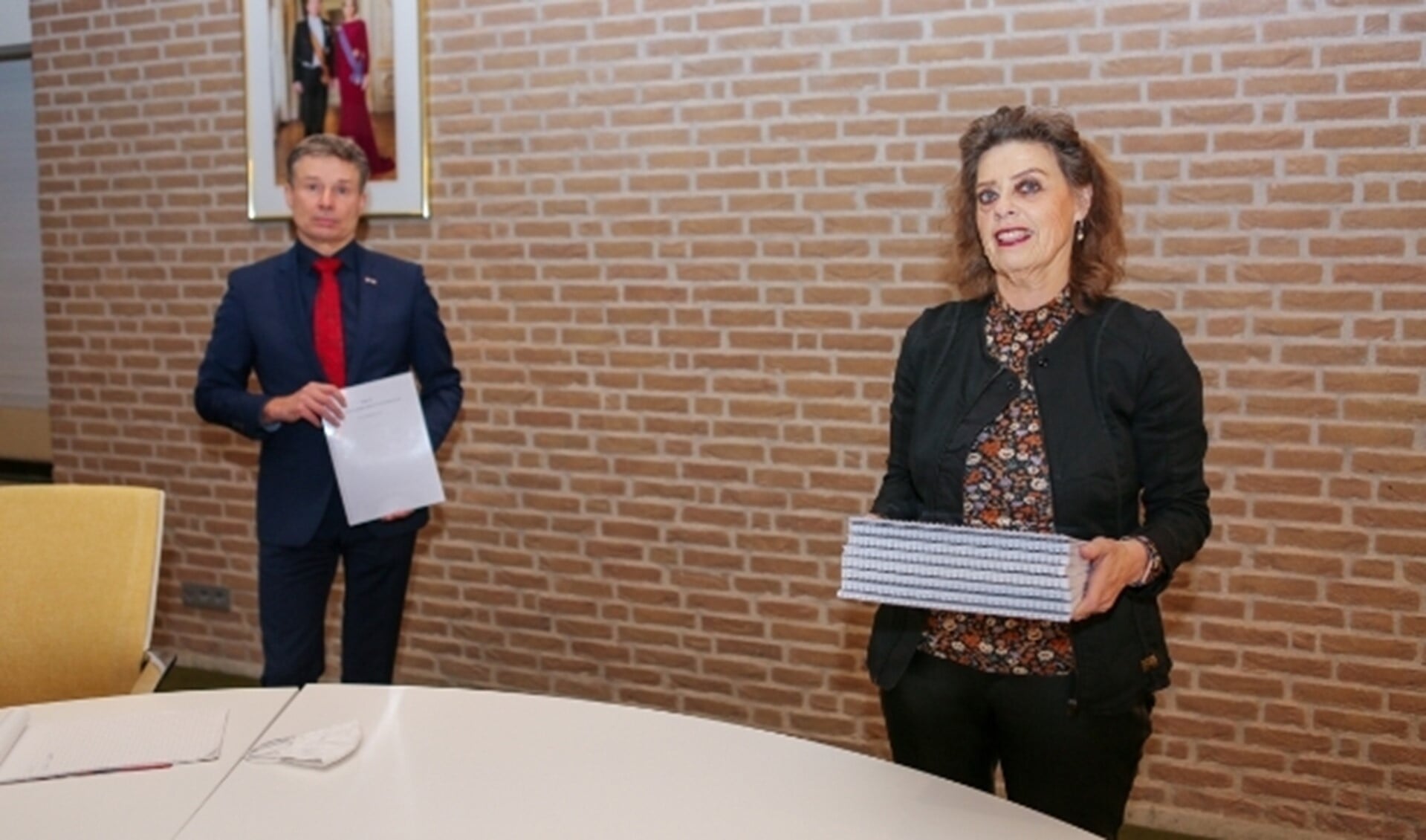 Gladys Schellart heeft de petitie van omwonenden van de mogelijke toekomstige woonwijk de Biezenkampen aangeboden aan burgemeester Huub Hieltjes. (Foto: Rene Nijhuis)