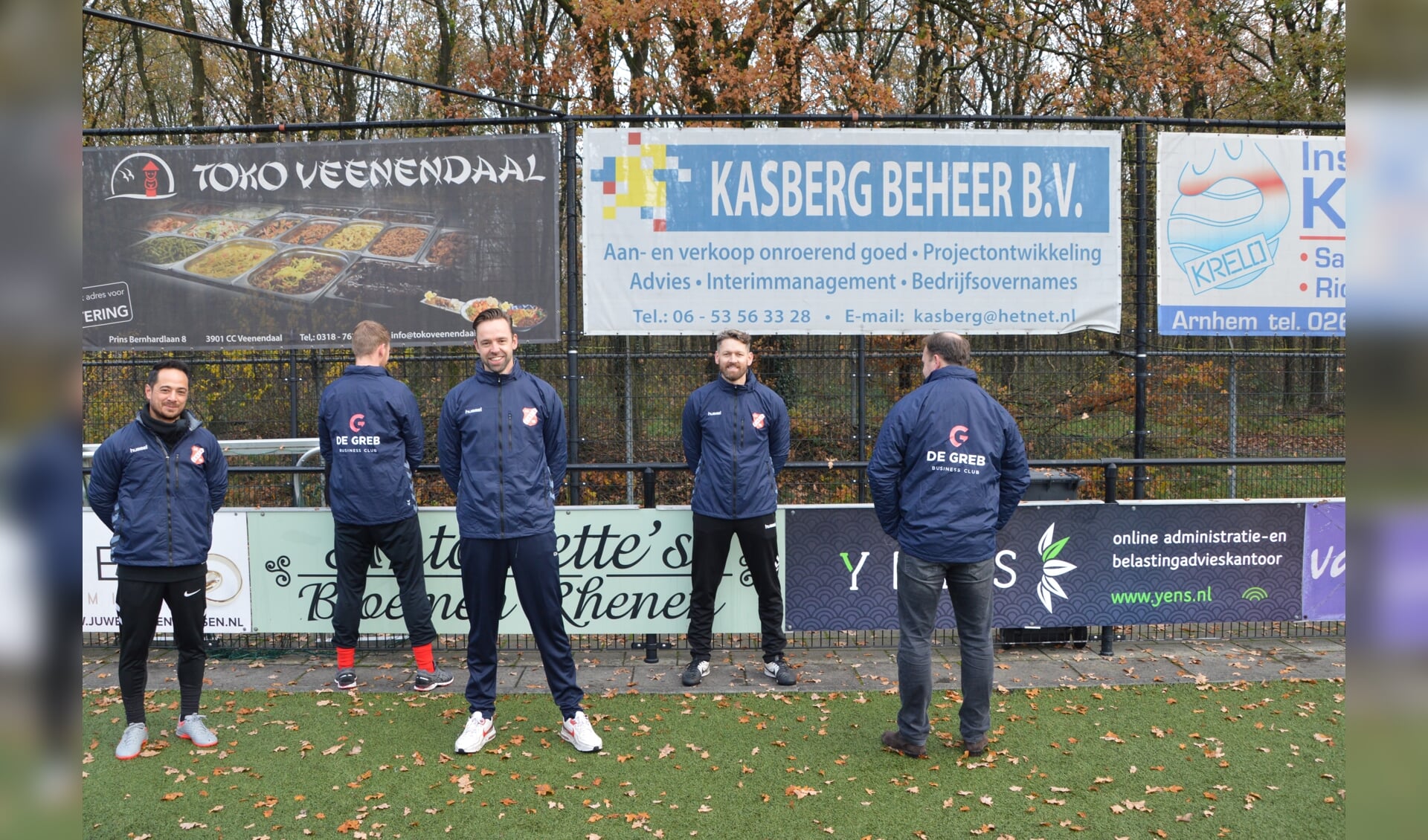 Trainers en leeftijdscoordinator in de nieuwe jassen. (foto: Theo Hoogendorp)