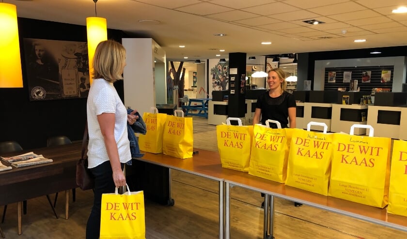 <p>Bij de Afhaalbieb kun je een verrassingspakket met boeken afhalen. (foto: Bibliotheek Gelderland Zuid)</p>