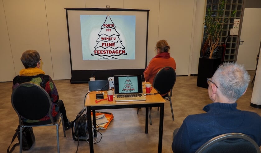 <p>De deelnemers van Fotoclub Extra hebben les in De Wieken op woensdag 2 december, uiteraard op anderhalve meter afstand. (foto: Railgoed.nl)</p>