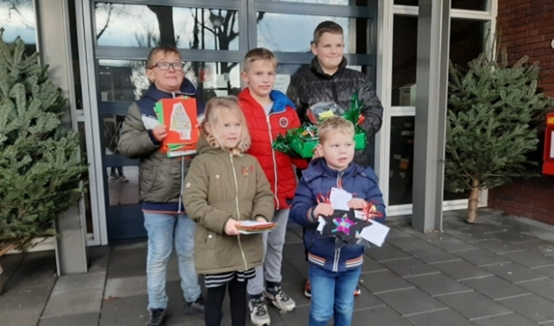 Leerlingen van basisschool IKC De Groene Ring in Duiven voor de ingang van zorgcentrum Thuvine.