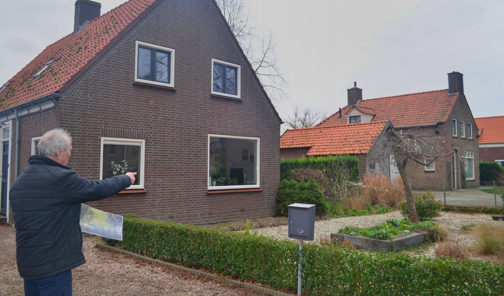 Jan Derksen kijkt uit op het huis Rijnstraat 16 waar de bom viel. (foto: Joyce Derksen)