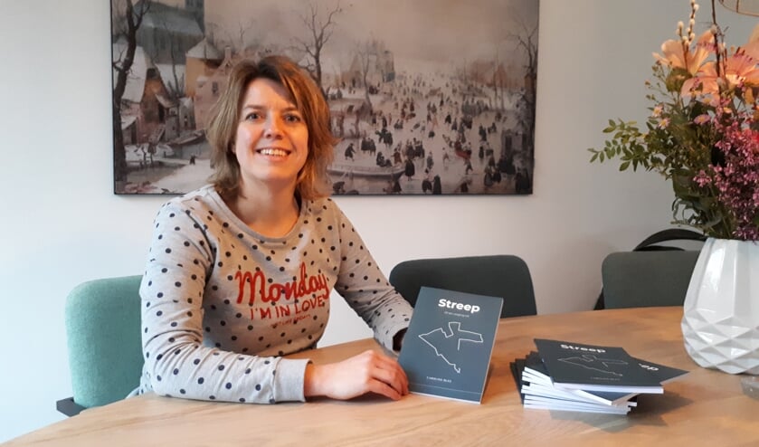 Caroline laat trots haar boek zien. (Archieffoto)