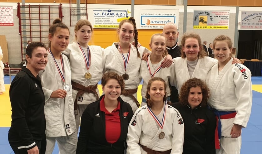 Van links naar rechts: Joyce, Naomi, Elena, Danee, Anouk, Peter, Quinty, Anne-Lynn. Onder Amber, Faye en Julia. (foto: Bushi Arnhem)