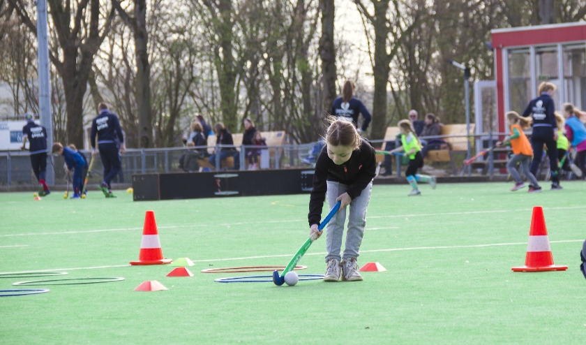 Tijdens de Tulpencursus Open Trainingen maken kinderen spelenderwijs kennis met hockey.