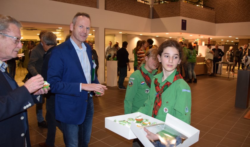 Uitdelen van de cupcakes. (foto: Scouting Duiven)