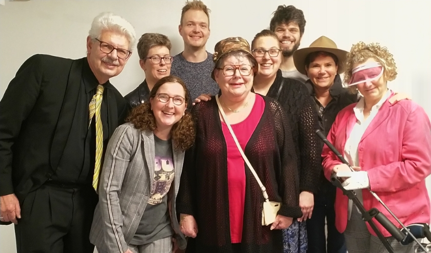 De spelers van dit jaar, boven van links naar rechts: Berrie Hagens, Corine Thüss, Karin Gompelman, Sjoerd Bisselink, Annie Berends, Linda Kranenbarg, Bram van Kuipers, Irma Boekhorst en Trudy Kruk. (foto: Sjoerd Bisselink)