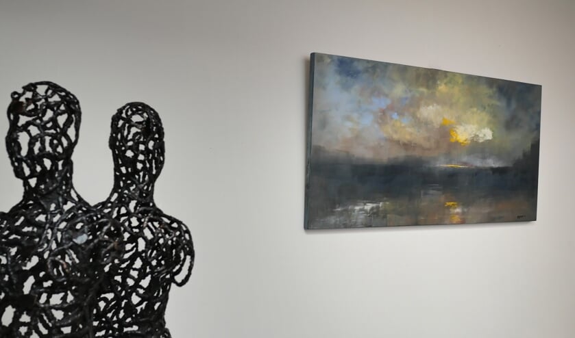 Bronzen beelden van Hetty en een schilderij van Anneke. (foto: Rein C de Jong)