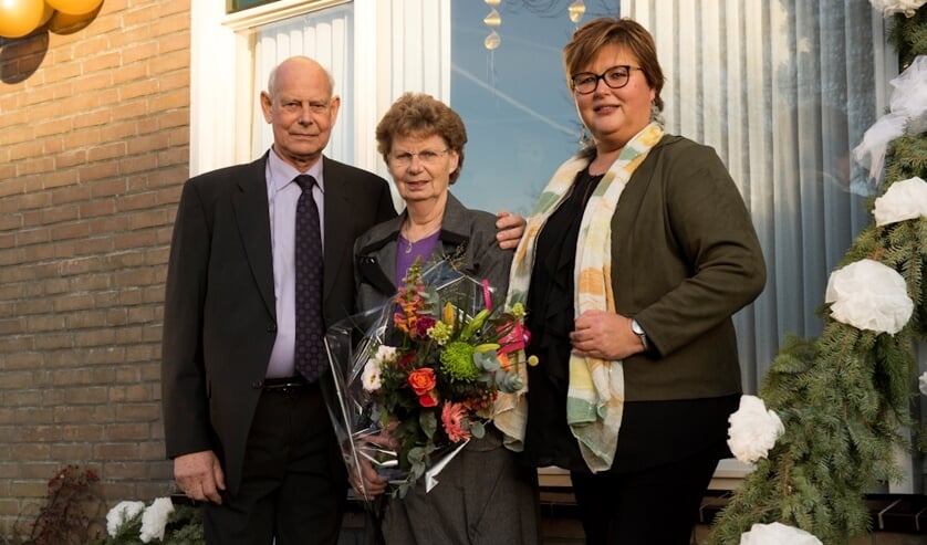 De heer en mevrouw Elings-van Binsbergen en wethouder Herma van Dijkhuizen. (foto: Van Beek Fotografie Dodewaard)
