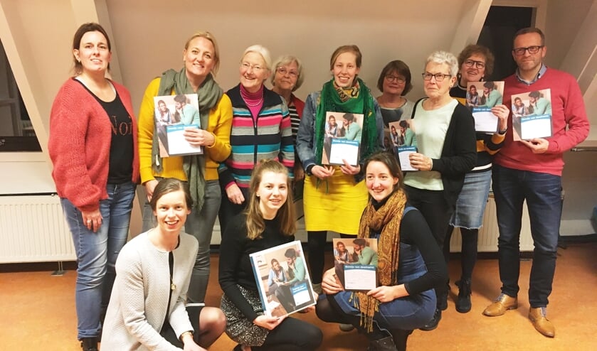 Een aantal van de cursisten met hun certificaat. Links staand: docente Eva van Leuveren. (foto: Gerda de Jong)