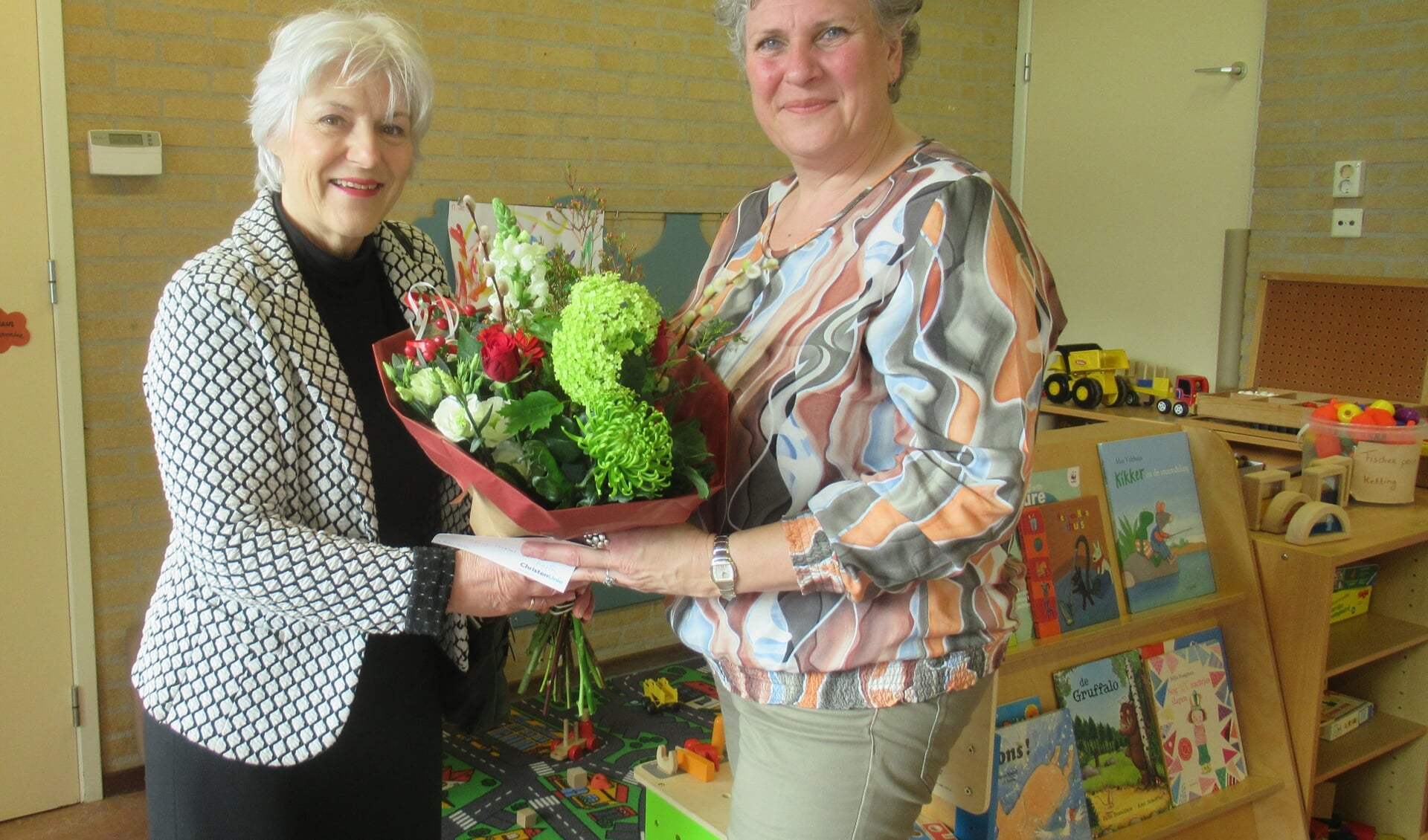 Karin Wiggelman krijgt bloemen van Hanny van Brakel.