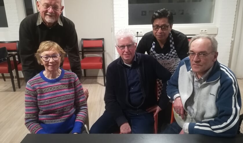 wim te midden van enkele vrijwilligers en gasten (foto: Monique Nass)