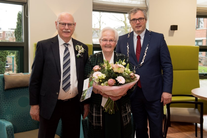 Echtpaar Verwoerd met burgemeester Kottelenberg (foto: Van Beek Dodewaard)