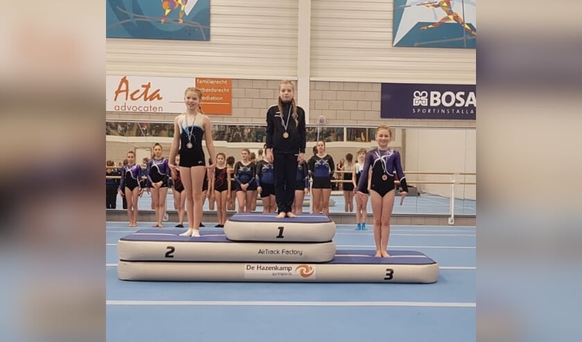 Jade op het podium met haar bronzen medaille. (eigen foto)