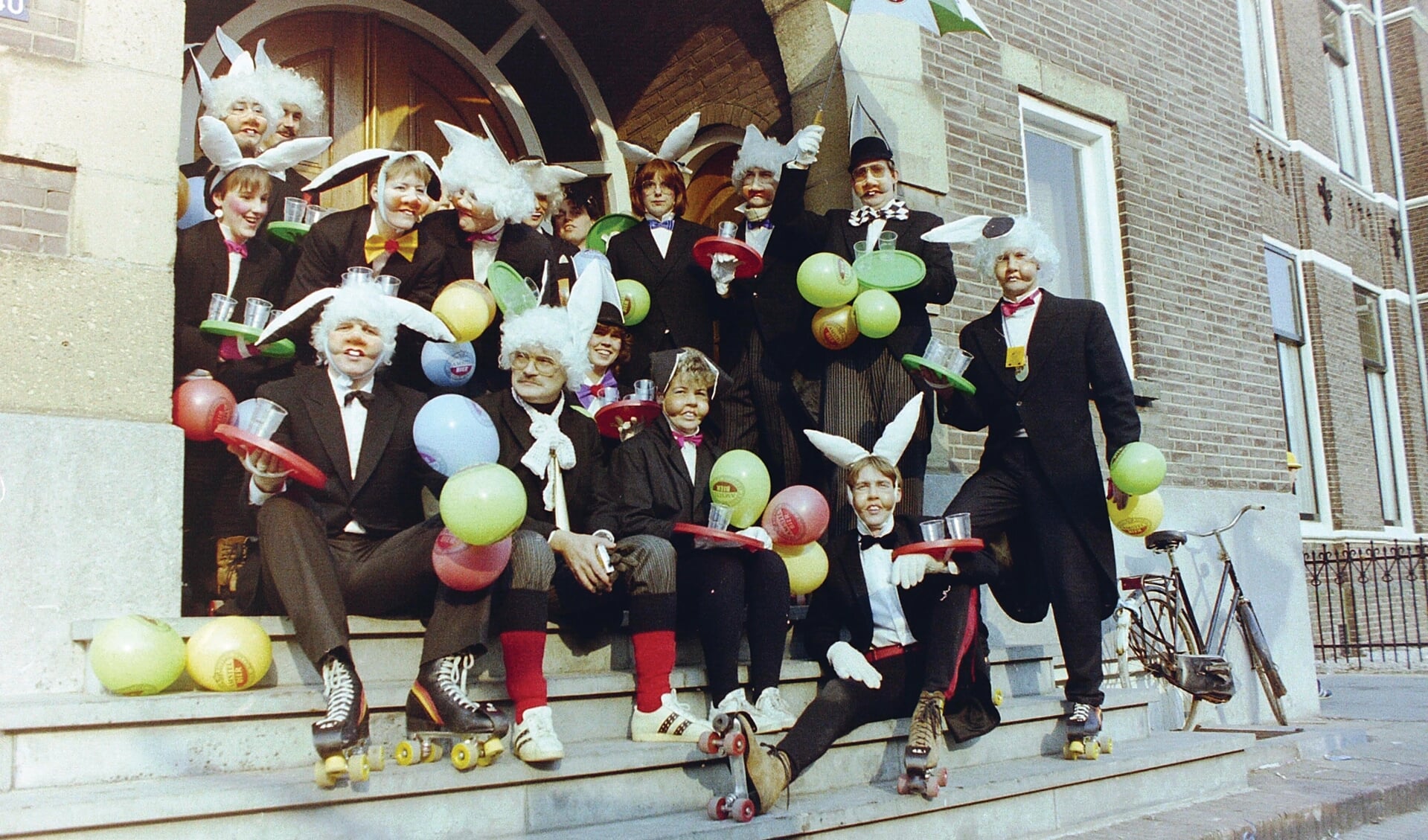 Carnavalisten voor DSE (parochiehuis) in 1986. (foto: Archief DSE)