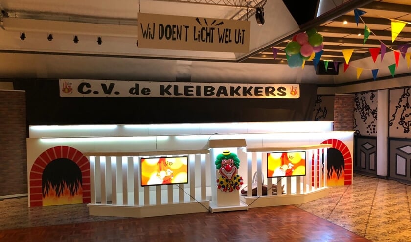 Het podium met de nieuwe beeldschermen. (foto: Michel van der Wiel)