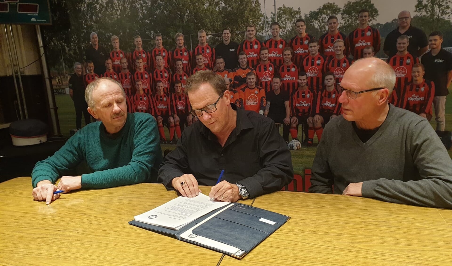 Waarnemend voorzitter Jan Coenen (links), vertegenwoordiger TC Sjaak Nillessen (rechts) en de nieuwe hoofdtrainer Martin Kaus ondertekenen het contract. (foto: Peter van Heumen)