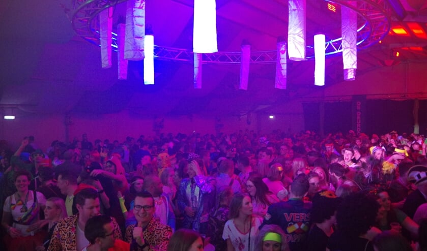 Mooi aangekleden volle feesttent. (foto: Hoffotograaf Peter Ariese)