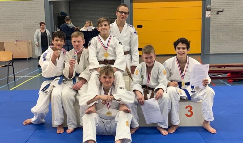 Van links naar rechts: Twan, Marijn, Binck, Janno, Fabio. Boven Rick, onder Jort. Daan ontbreekt. (foto: Bushi Arnhem)