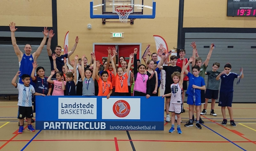 Ralf de Pagter, Luuk van Bree samen met de jeugd van basketbalvereniging Pigeons. (foto: Pigeons Basketball )