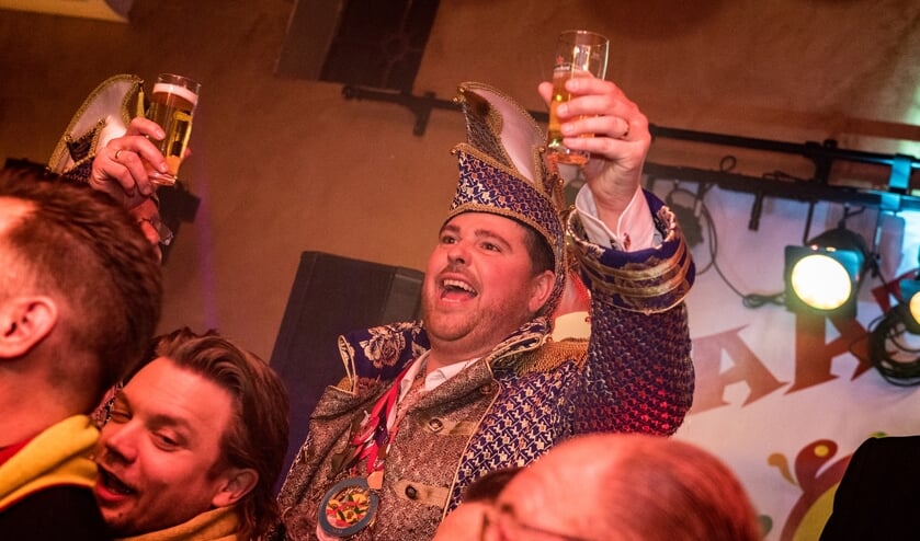 Prins Jacobus proost alvast op het aankomende Carnaval tijdens het Kleintje Carnaval wat onlangs werd gevierd. (foto: Design & Zo)