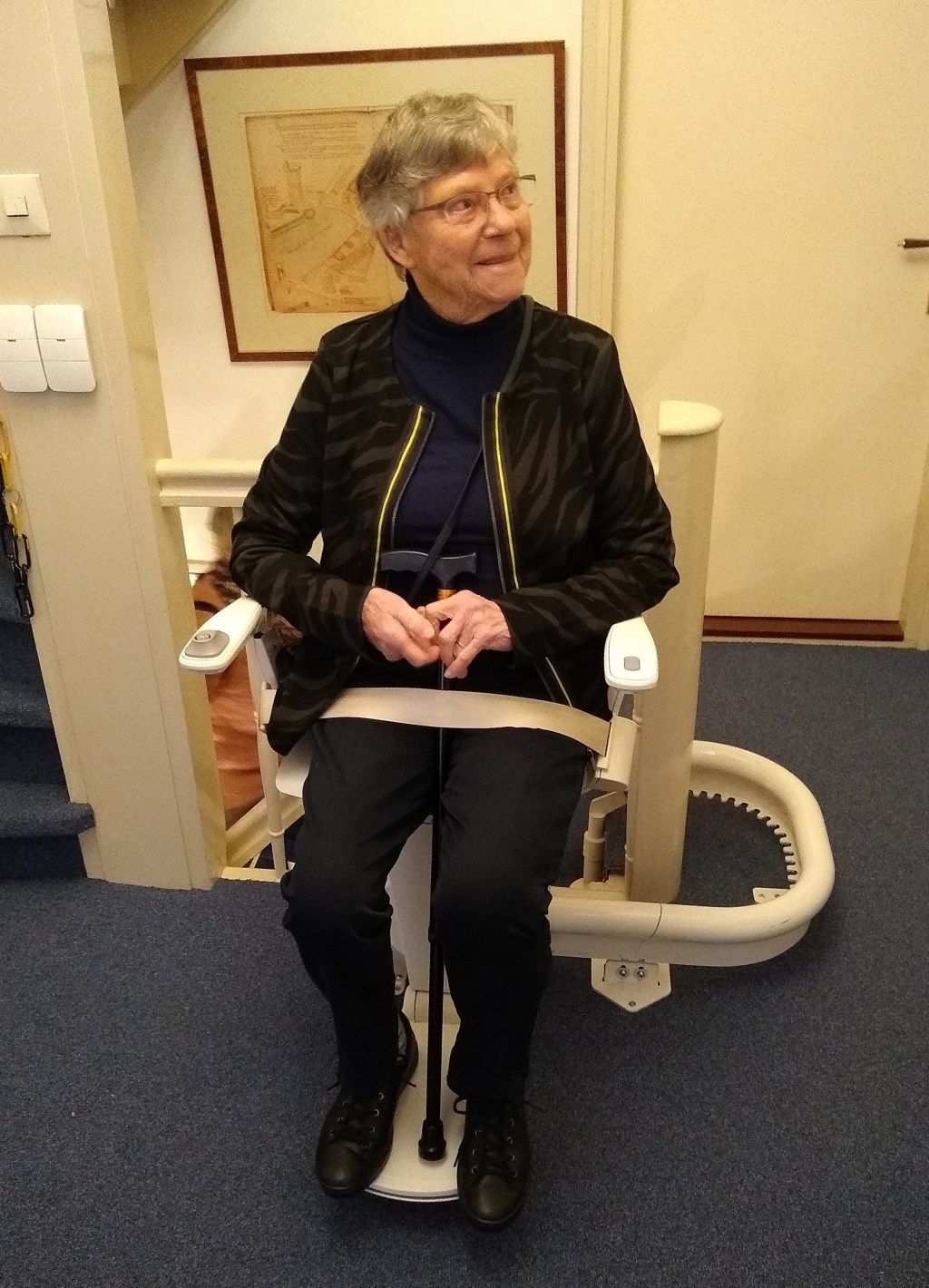 Bezoekster dagopvang Sancta maakt gebruik van traplift Hof van Hessen