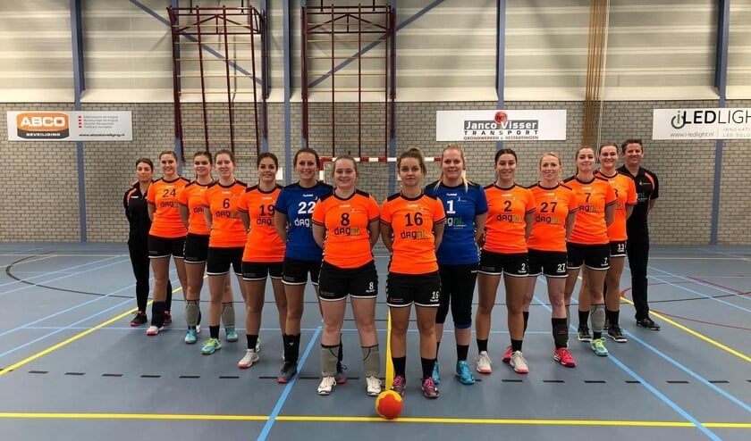 De selectie van HV Angeren voor seizoen 2019/2020, uiterst rechts trainer Ivo Verlangen. Hij plakt er nog een jaar aan vast. (foto: HV Angeren)