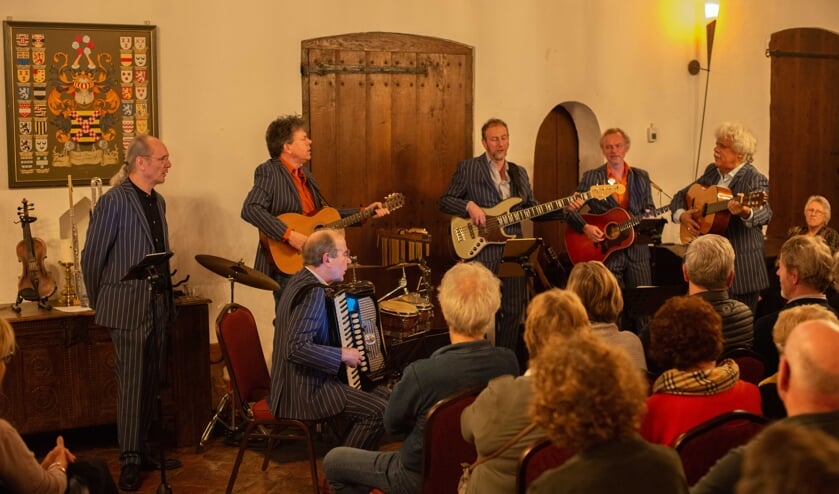 R-Chestra op kasteel Doornenburg. (foto: Paul Kerckhoffs)