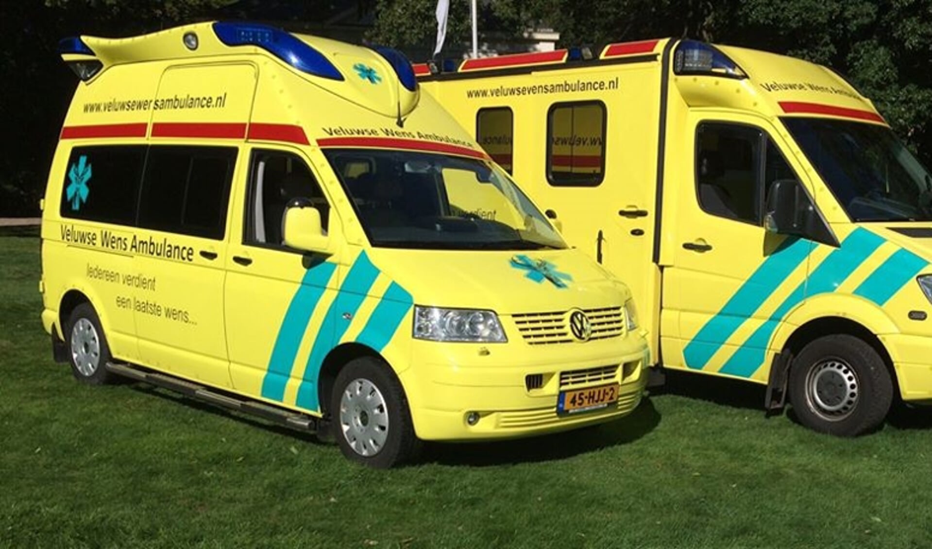 Twee wensambulances. (foto: Veluwse Wens Ambulance)