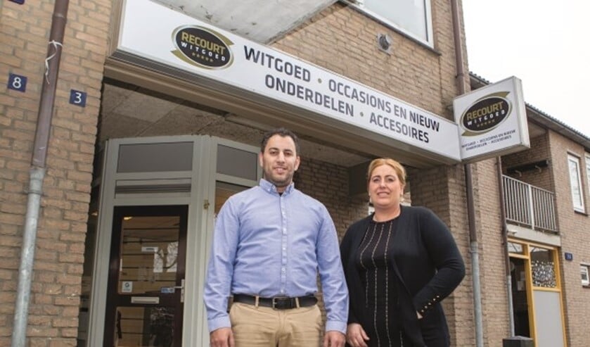 Amin Maakor en zijn vrouw Recourt (naar wie de zaak is vernoemd) voor de winkel in Zevenaar: