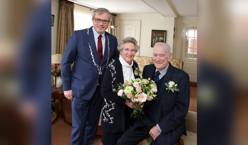 De heer en mevrouw Roelofsen-Barten en burgemeester Jan Kottelenberg (foto: 3JetFotografie Ochten)