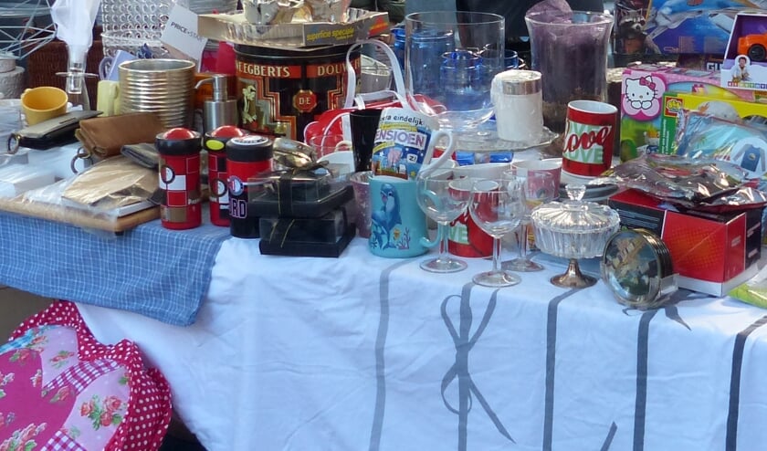 Kraam op de rommelmarkt. (foto: Erik Helmers)