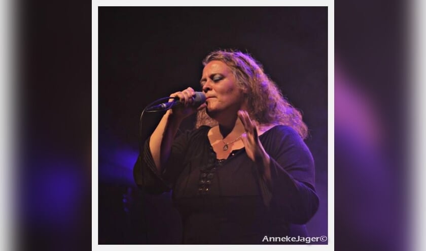 Zangeres Thea van Duren. (foto: Anneke Jager)