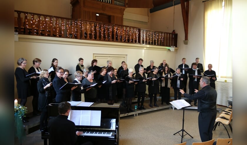 Koor Enjoy tijdesn het kerstconcert in Zetten