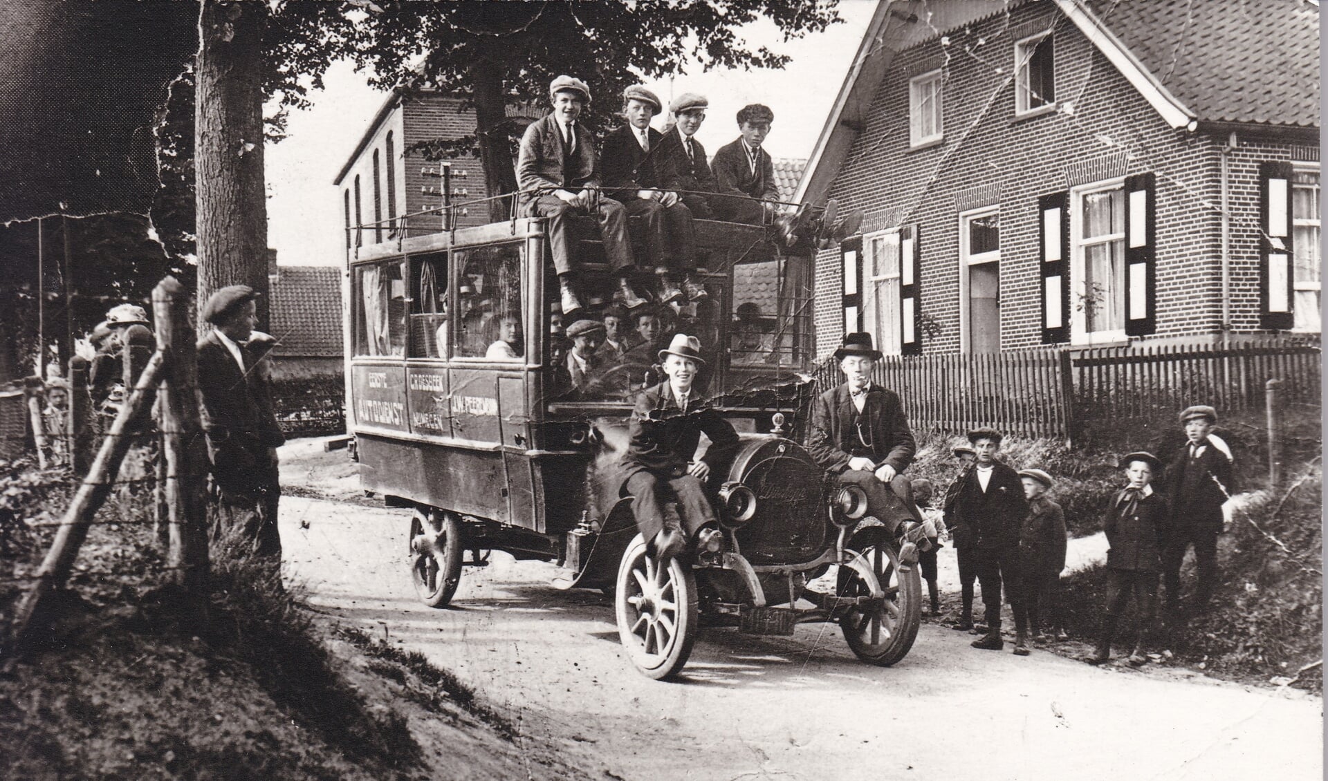 De foto (collectie GGD) is door Jan Hagemans gemaakt ter hoogte Pannenstraat nummer 14. Het op de achtergrond gelegen dubbelwoonhuis heeft huisnummer 16 en 18. (foto: Archief Gerrie Driessen)