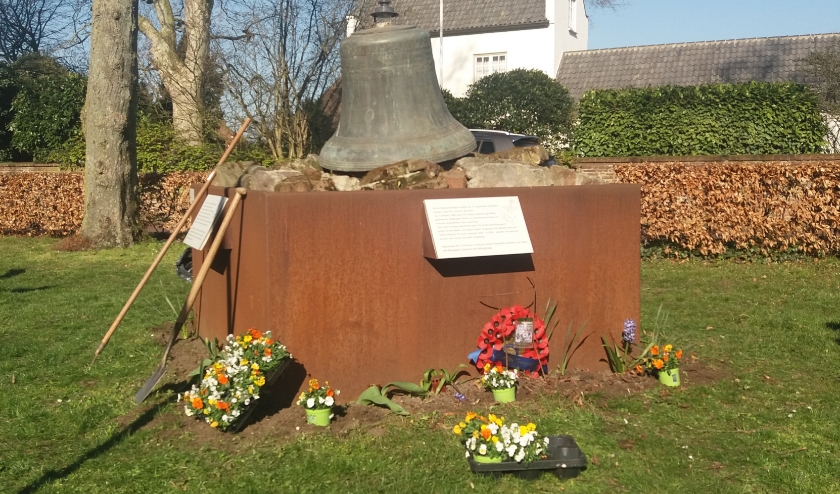 Monument krijgt fleur. (foto: Van Hemmen)