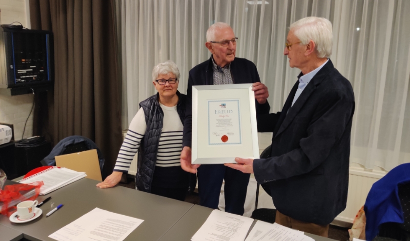 Midden: Rudy Vos. Links: penningmeester Gerda Jansen. Rechts: voorzitter Gerard Peters benoeming erelid OBHR Gendt. (foto: Arnold Hendriks)