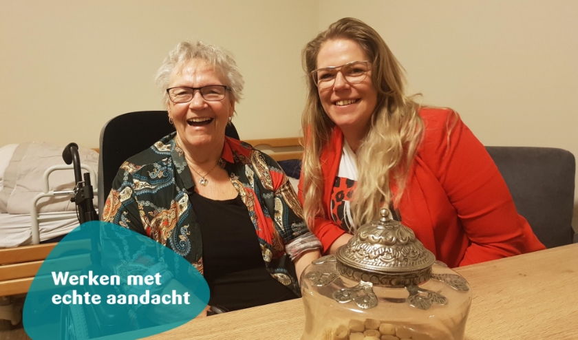Woonbegeleider Emma samen met een bewoner. (foto: Liemerije)