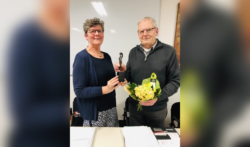 Bep Cornelissen overhandigt Ben Teunissen het sculptuur 'Chapeau'. (foto: Marinus Bruinsma)