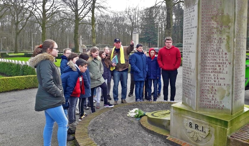 Rondleiding Daltonschool Rhenen door Cuneragildegids Ton Dijkstra. (foto: Patricia van Eldik)
