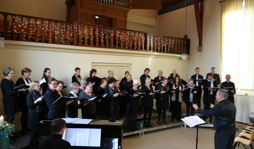 Koor Enjoy tijdens het kerstconcert in Zetten. (foto: Bart Jansen)