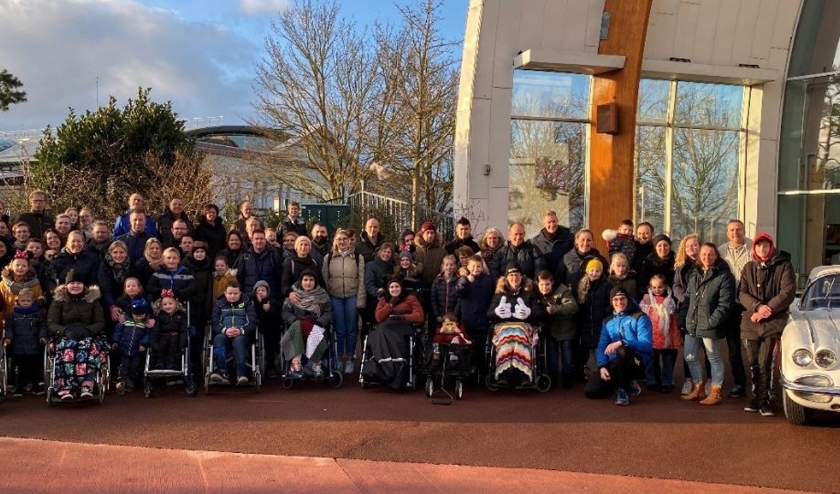 Groepsfoto gezinnen met begeleiders. (foto: SWPN)