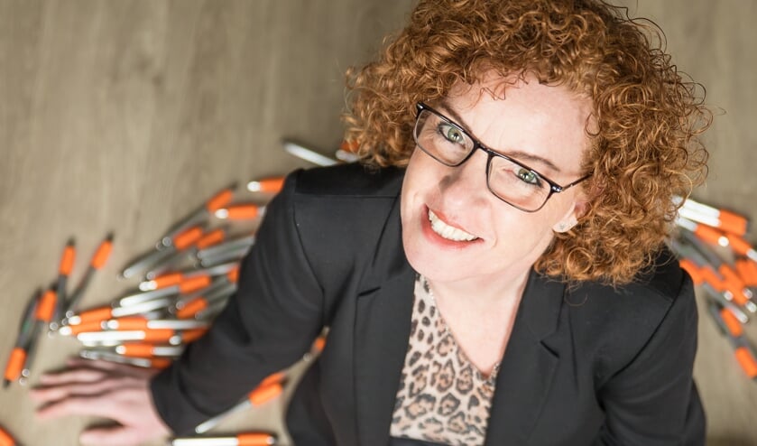 Sonja tussen de bedrukte pennen (foto: Annelies de Bruin fotografie)