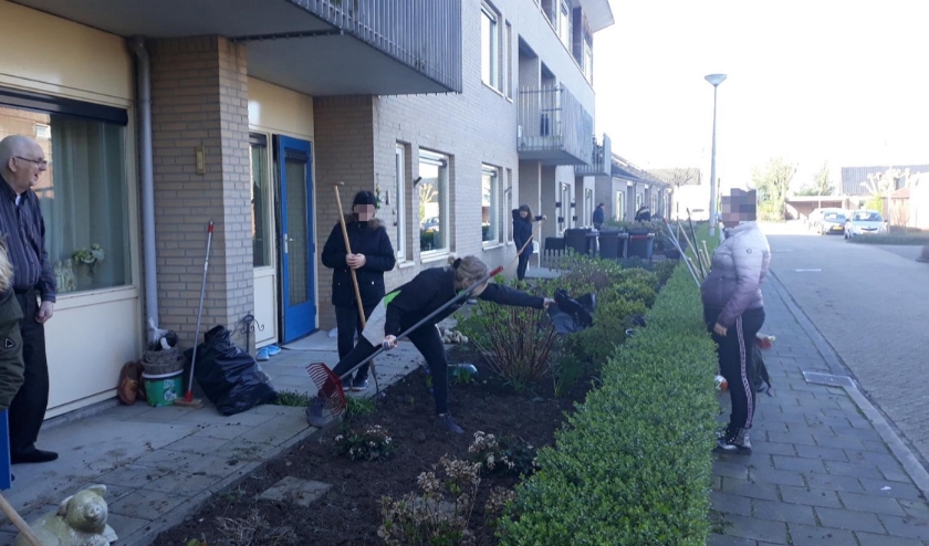 Tuinonderhoud Lindenhoflaan. (foto: Dick van Kampen)